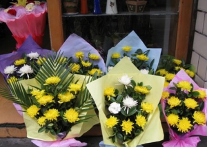 清明节未至　塑料花“遍地开”